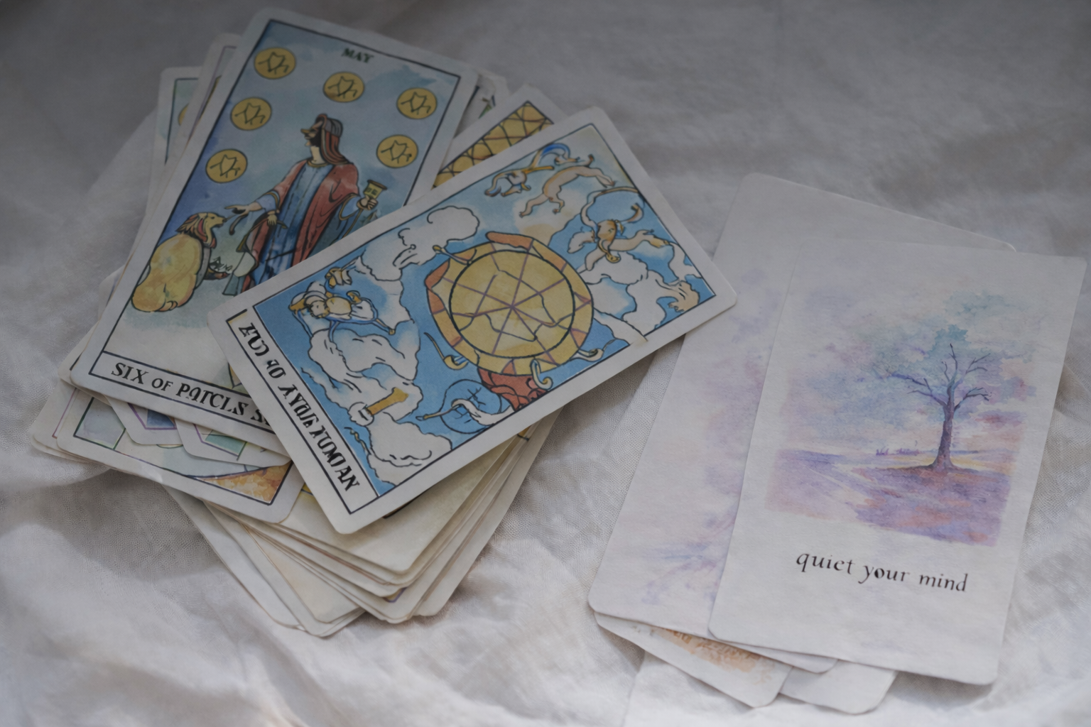 קלפי טארוט או קלפי מסר – מה ההבדל ואיך לבחור?