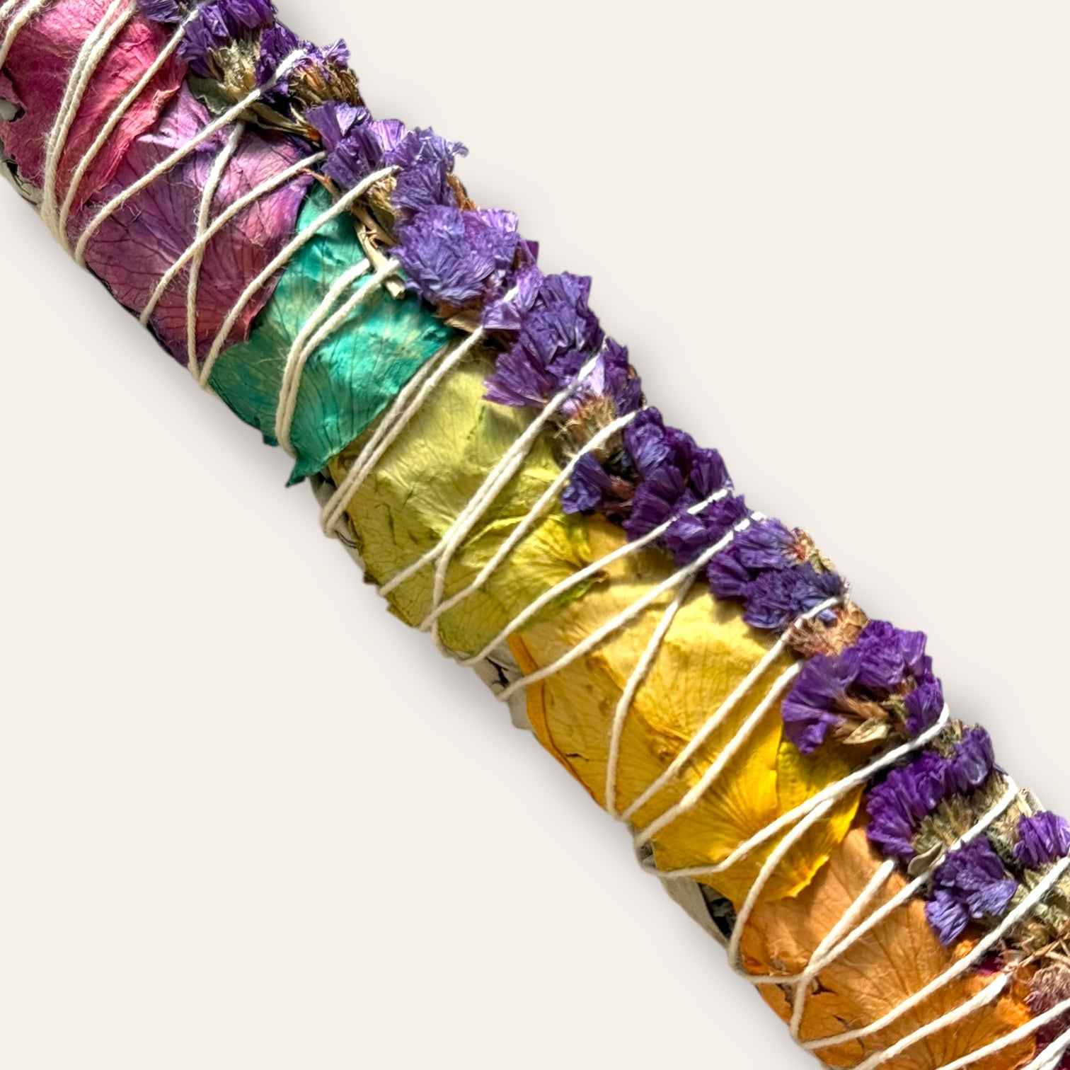 מרווה לבנה לטיהור עם ורדים בצבעי הצ'אקרה