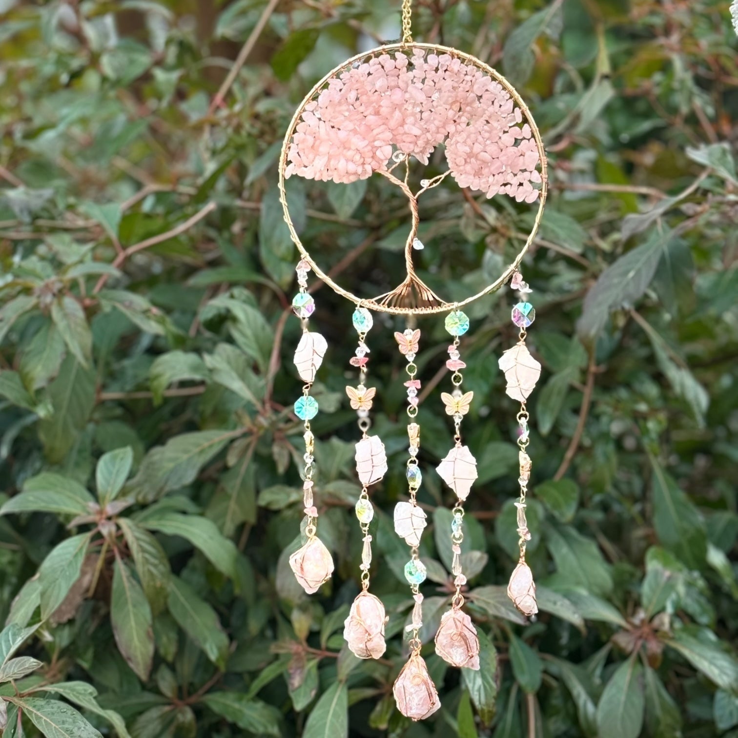 מובייל תלוי עץ החיים רוז קוורץ ופרפרים