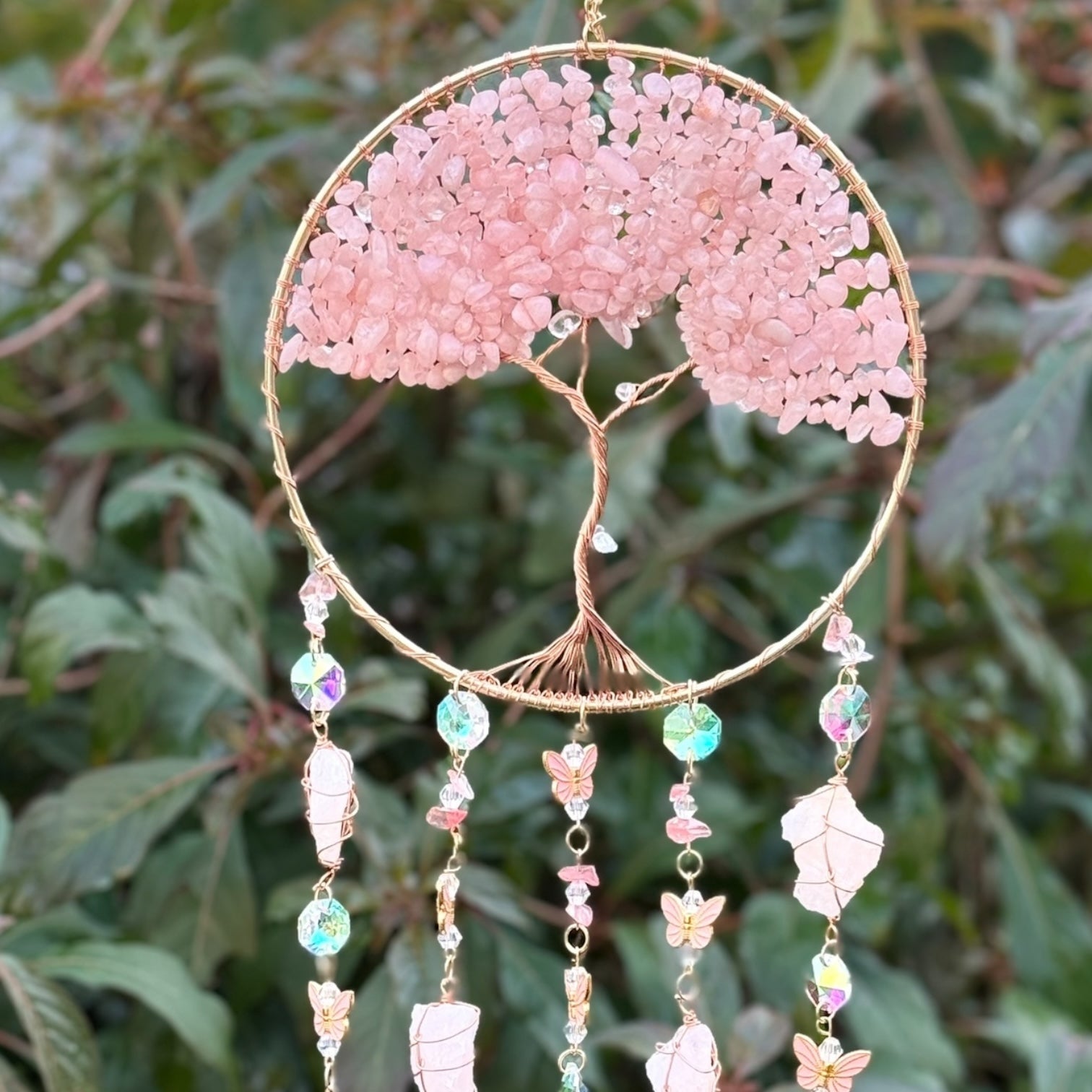 מובייל תלוי עץ החיים רוז קוורץ ופרפרים