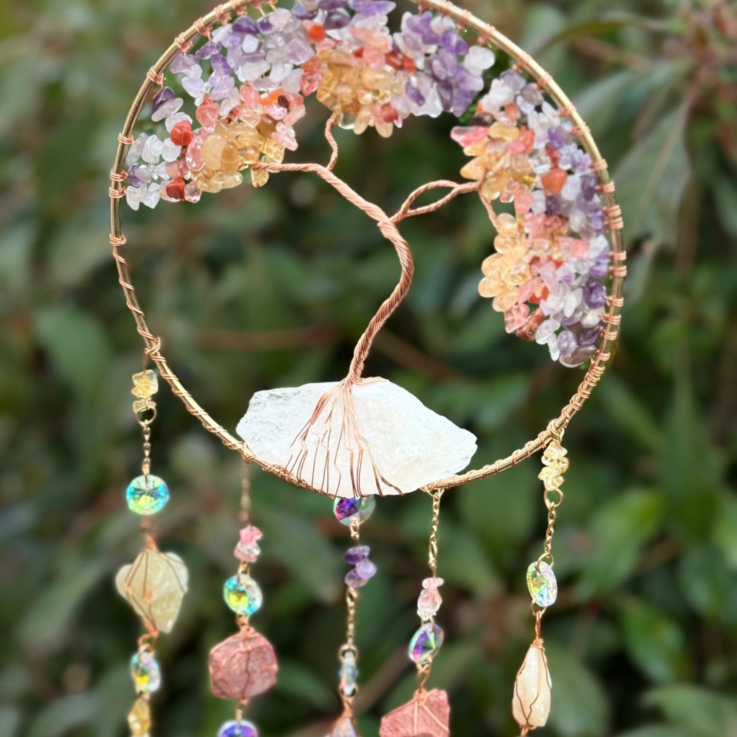 מובייל עץ החיים עם אבני קריסטל צבעוניות