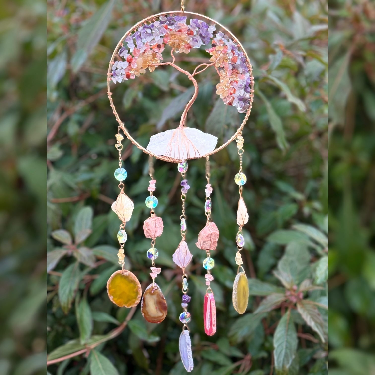 מובייל עץ החיים עם אבני קריסטל צבעוניות